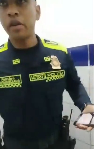 Indignación por policía que no dejó entrar al baño a conductor de TransMilenio A través de las redes sociales se dio a conocer un hecho que ha causado gran indignación: un video que muestra el momento en que un policía le niega la entrada al baño a un conductor de TransMilenio dentro de uno de los portales del sistema.
