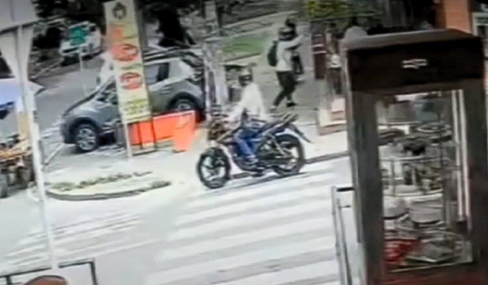Intento de robo a restaurante deja un presunto ladrón muerto y otro herido Los delincuentes se movilizaban en 2 motocicletas; uno de ellos alcanzó a escapar.