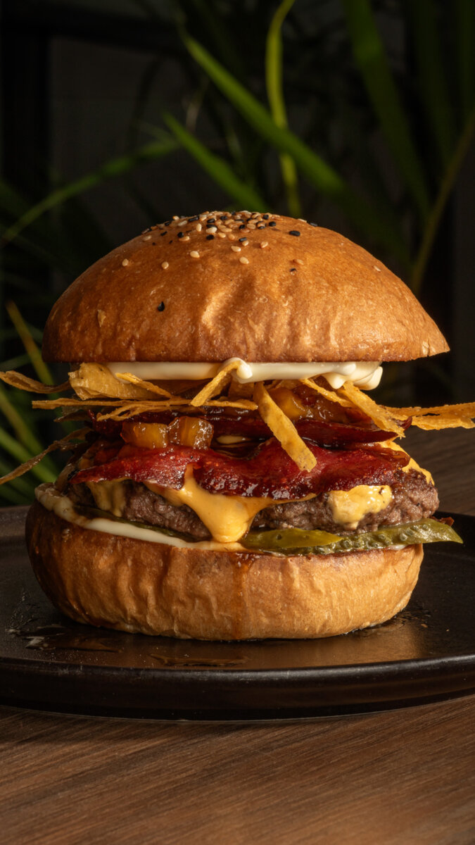'King Kahuna' una hamburguesa imperdible en el Burger Máster Bícono busca conquistar los paladares con su innovadora propuesta inspirada en la cultura hawaiana: la hamburguesa 'King Kahuna'.
