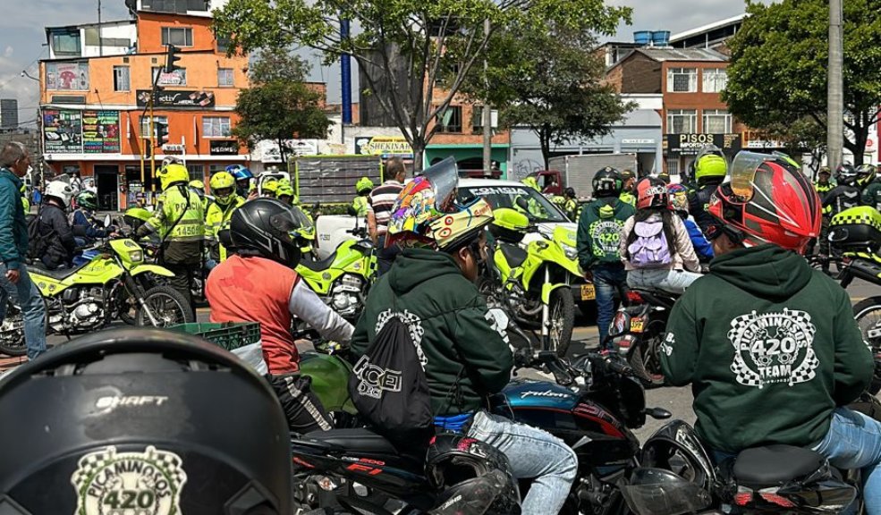 Monumental trancón en la calle 80 por protesta de motociclistas Se han presentado fuertes enfrentamientos entre manifestantes y uniformados.