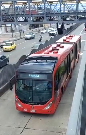 "Ñero araña": critican a hombre que hizo peligroso salto sobre un bus de TransMilenio En video quedó registrada la peligrosa maniobra que hizo un joven sobre un bus de TransMilenio en Bogotá. Los internautas ya lo describen como el "ñero araña".