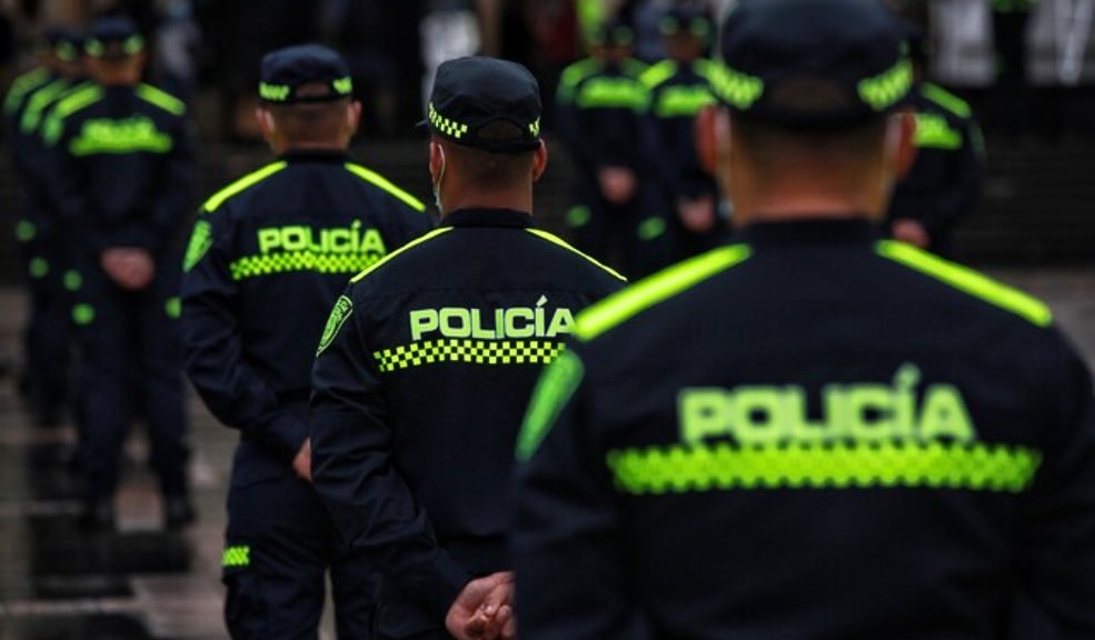 Capturaron a policía señalado de quedarse con $15 millones tras un operativo La Policía Metropolitana de Bogotá confirmó que un uniformado de la institución fue separado de su cargo y puesto a disposición de las autoridades judiciales competentes por presuntamente haberse apropiado de $15 millones en un operativo.