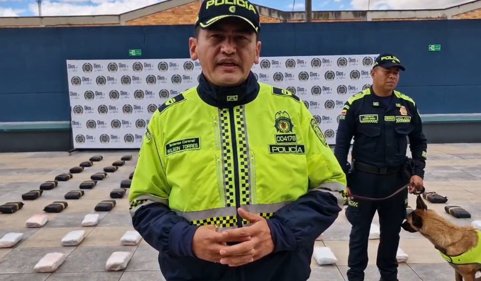 Policía frustra envío de más de 100 kilos de marihuana hacía brasil en El Dorado En una operación realizada en el aeropuerto El Dorado de Bogotá, la Policía Metropolitana descubrió un cargamento de drogas que estaba siendo preparado para ser enviado a Brasil a través de una empresa de mensajería.