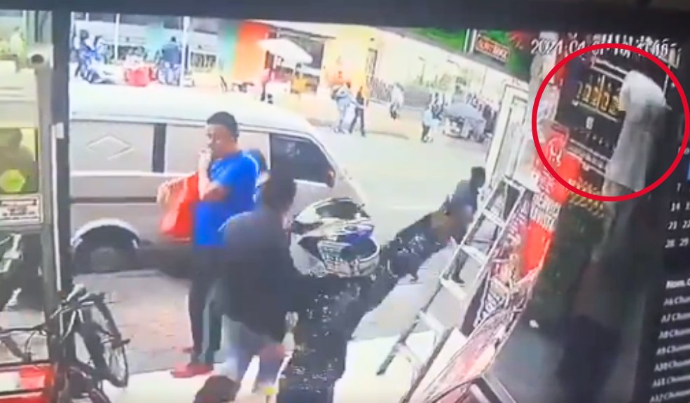 EN VIDEO: Sicario disparó contra empleado en plena vía pública de Bogotá Un empleado resultó herido luego de ser atacado a plena luz del día en una tienda por un sicario en el barrio El Perdomo, al sur Bogotá.