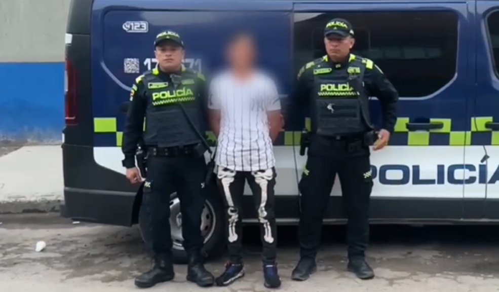 Sujeto fue capturado por robar patinetas eléctricas en Bogotá En las últimas horas, uniformados de la Policía de Bogotá confirmaron la captura de un joven de nacionalidad extranjera que habría cometido un hurto en el sector de Paloquemao.