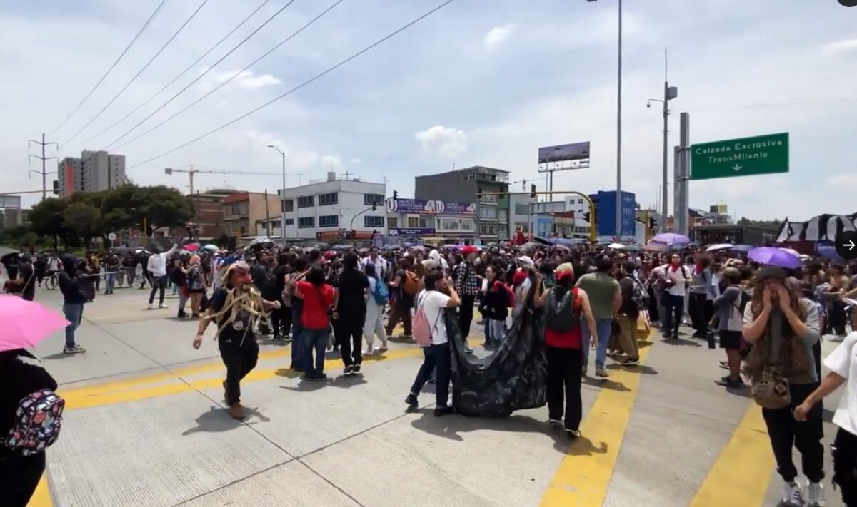 Suspenden servicio de TransMilenio en estaciones de la calle 26 Las estaciones Ciudad Universitaria y Concejo de Bogotá no se encuentran funcionando en estos momentos.
