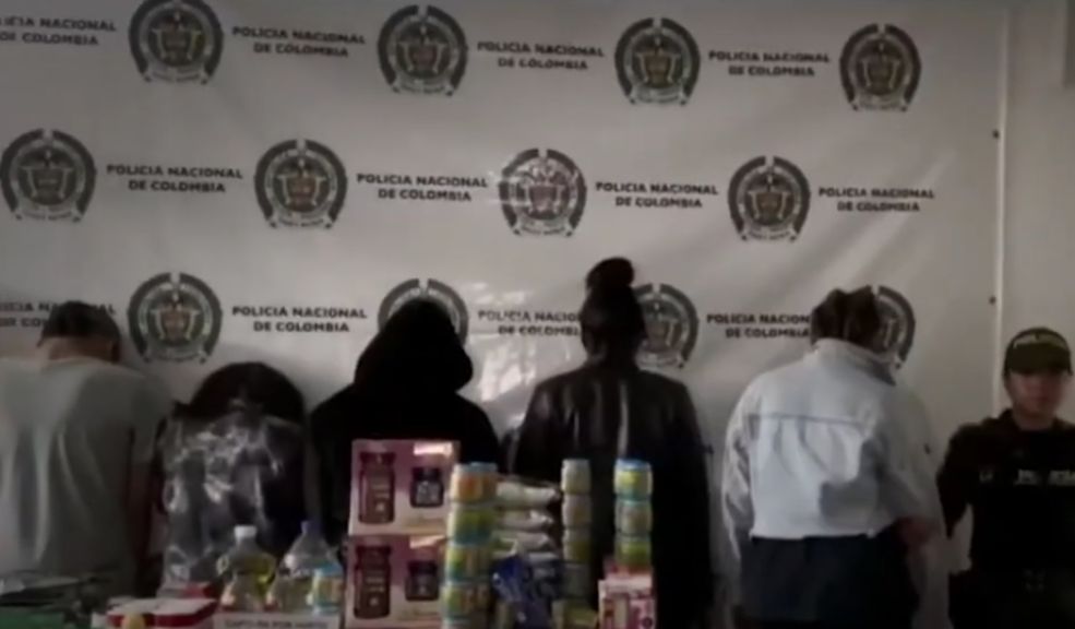 Tras una persecución, autoridades capturaron a 6 sujetos que hurtaban supermercados La Policía Metropolitana de Bogotá informó la captura de 6 sujetos que habían hurtado un establecimiento comercial en Bosa. Además, los uniformados recuperaron la mercancía.