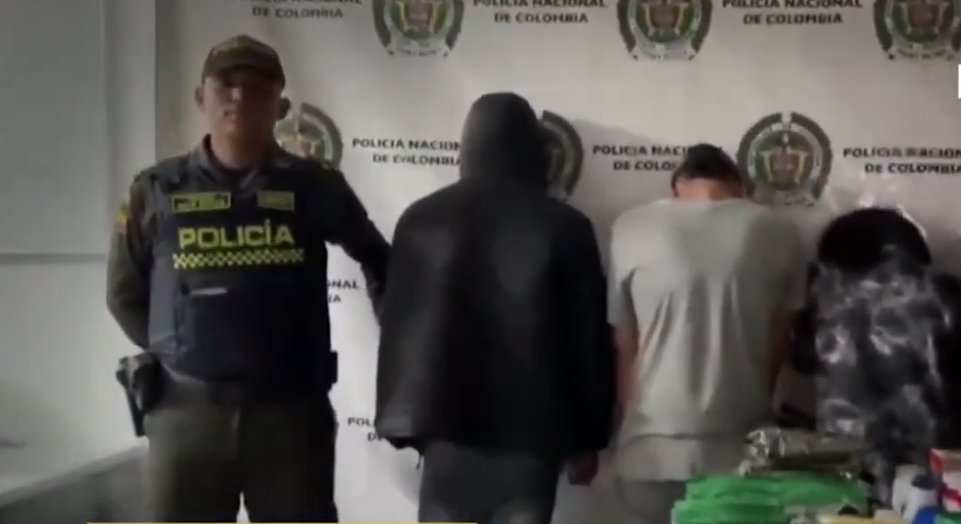 Tras una persecución, autoridades capturaron a 6 sujetos que hurtaban supermercados La Policía Metropolitana de Bogotá informó la captura de 6 sujetos que habían hurtado un establecimiento comercial en Bosa. Además, los uniformados recuperaron la mercancía.