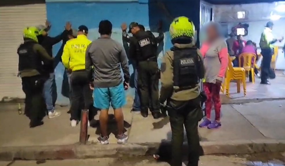Tres pillos fueron capturados durante megatoma en Ciudad Bolívar Durante un gran operativo realizado en la localidad de Ciudad Bolívar, las autoridades lograron la captura de 3 sujetos acusados de varios delitos. Además, se recuperó una moto robada y algunos establecimientos comerciales fueron sellados.