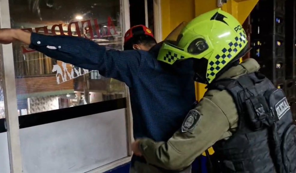 Tres pillos fueron capturados durante megatoma en Ciudad Bolívar Durante un gran operativo realizado en la localidad de Ciudad Bolívar, las autoridades lograron la captura de 3 sujetos acusados de varios delitos. Además, se recuperó una moto robada y algunos establecimientos comerciales fueron sellados.
