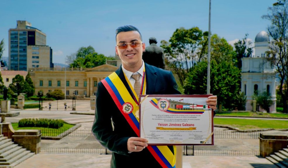Yeison Jiménez recibe el premio Artista Ejemplo de Vida El inigualable Yeison Jiménez, ha sido galardonado con el prestigioso Premio Artista Ejemplo de Vida / Personaje del año 2023 por el Congreso.