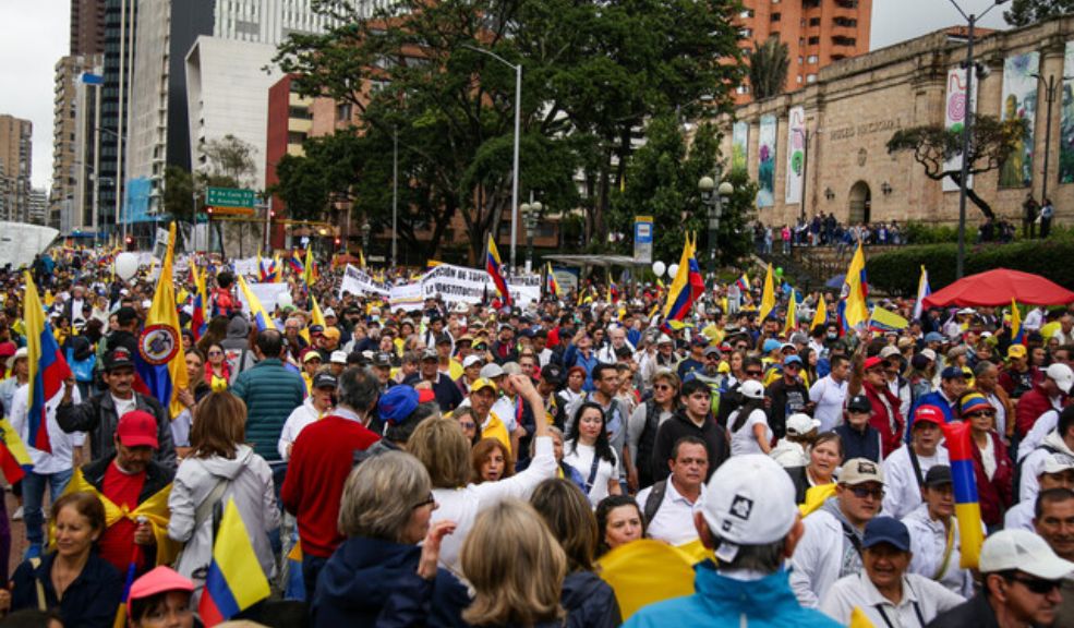 Cerca de 400 mil colombianos marcharon contra Petro en el país Multitudinarias fueron las marchas que se realizaron en las principales ciudades del país en rechazo al gobierno de Gustavo Petro, las cuales se cumplieron pese a la lluvia.