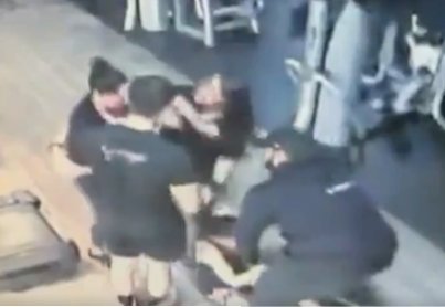 Brutal pelea en gimnasio: mujer le arrancó un dedo de un mordisco a otra En video quedó registrado el momento en el que una mujer muerde a otra en medio de una pelea por el uso de una máquina de gimnasio.
