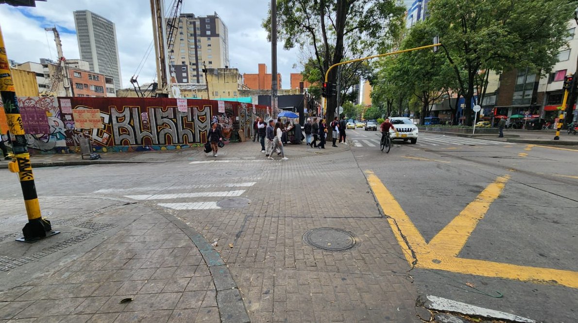 Andrés Camilo fue asesinado en el centro de Bogotá Este fin de semana un homicidio sacudió las calles del centro de la capital, cuando un hombre fue apuñalado en plena vía pública. La víctima falleció debido a la gravedad de las lesiones que le causaron.