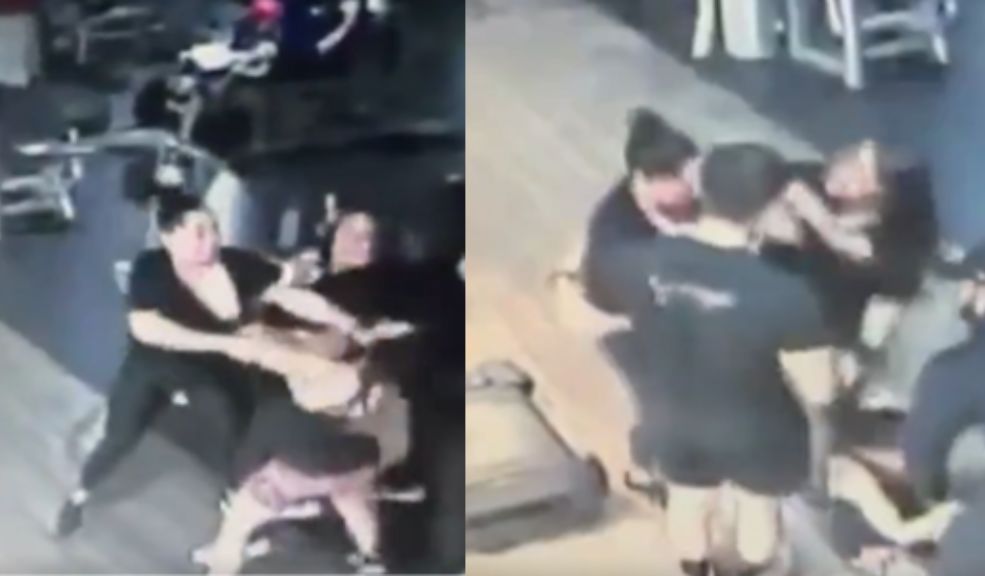 Brutal pelea en gimnasio: mujer le arrancó un dedo de un mordisco a otra En video quedó registrado el momento en el que una mujer muerde a otra en medio de una pelea por el uso de una máquina de gimnasio.