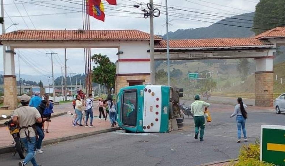 Grave accidente de bus en Zipaquirá deja 25 heridos El accidente se habría producido por una falla mecánica.