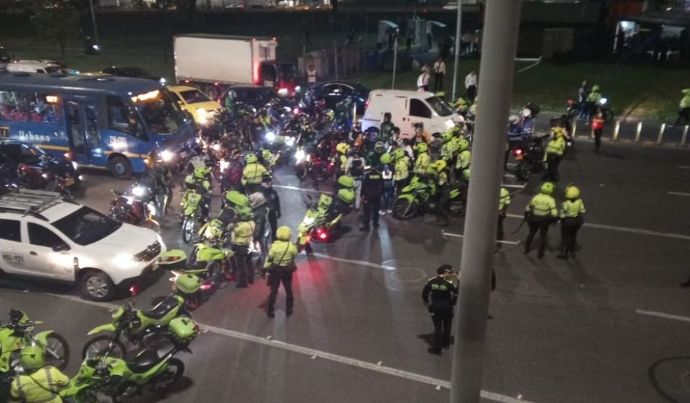 Violento enfrentamiento entre conductores en inmediaciones del aeropuerto El Dorado La manifestación de taxistas resultó en un violento enfrentamiento.