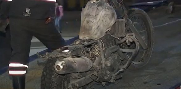 Protestas en Usme acabaron en disturbios En medio de los disturbios, una motocicleta de la Policía resultó incinerada.