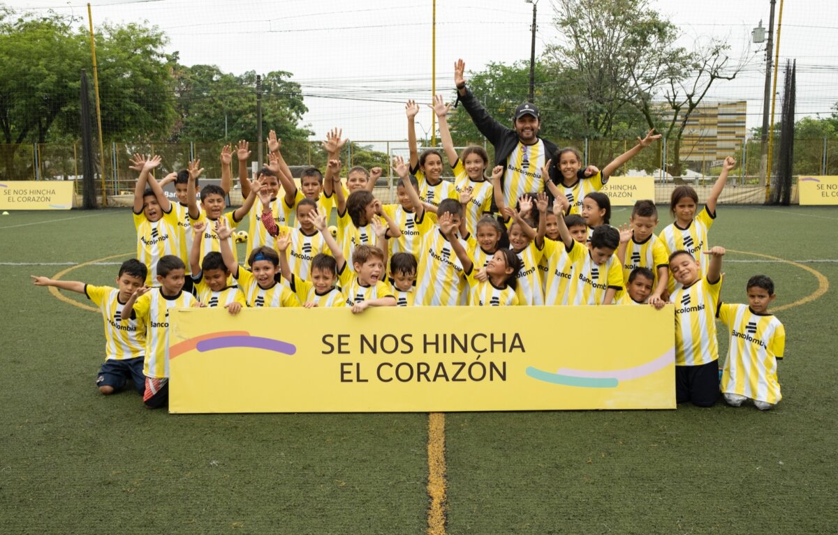 ¡Aproveche! Bancolombia dará campamentos de fútbol gratuitos a niños y jóvenes Bancolombia anuncia la tercera edición de sus Campamentos de Fútbol bajo el lema 'Con el fútbol, desde el corazón'. Estas se realizarán en 5 regiones vulnerables de Colombia. Le contamos cómo funcionará.