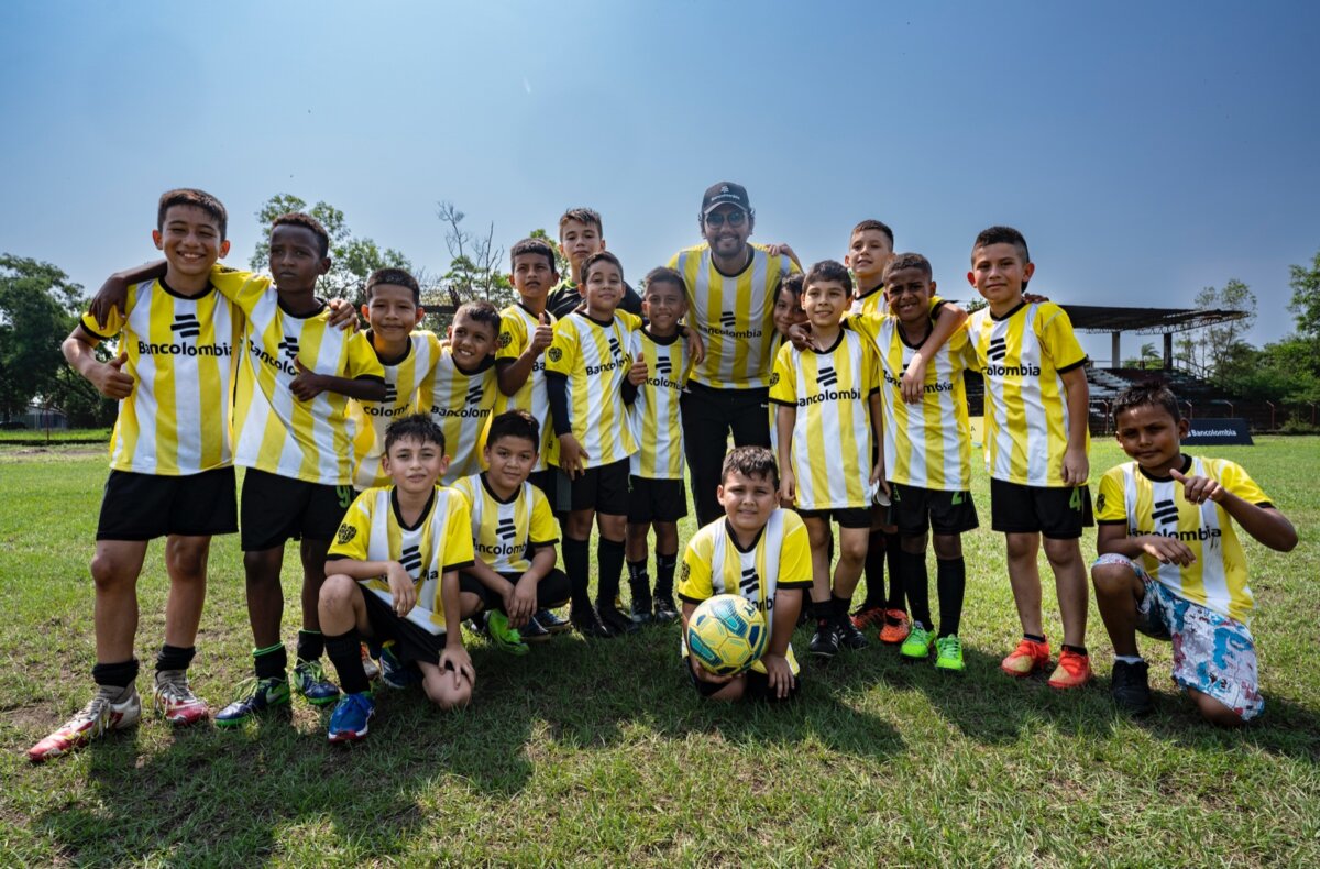 ¡Aproveche! Bancolombia dará campamentos de fútbol gratuitos a niños y jóvenes Bancolombia anuncia la tercera edición de sus Campamentos de Fútbol bajo el lema 'Con el fútbol, desde el corazón'. Estas se realizarán en 5 regiones vulnerables de Colombia. Le contamos cómo funcionará.