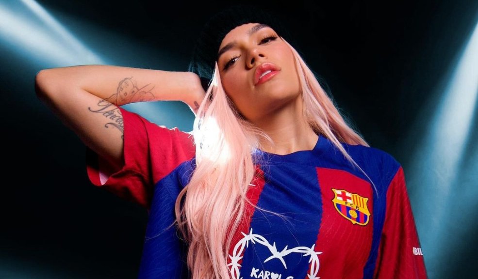 ¡Karol G hace historia en el fútbol! Ya está disponible la camiseta del Barcelona con su logo La artista colombiana Karol G no para de hacer historia y ahora estará en uno de los partidos de fútbol más esperados en el mundo, el clásico FC Barcelona vs. Real Madrid.