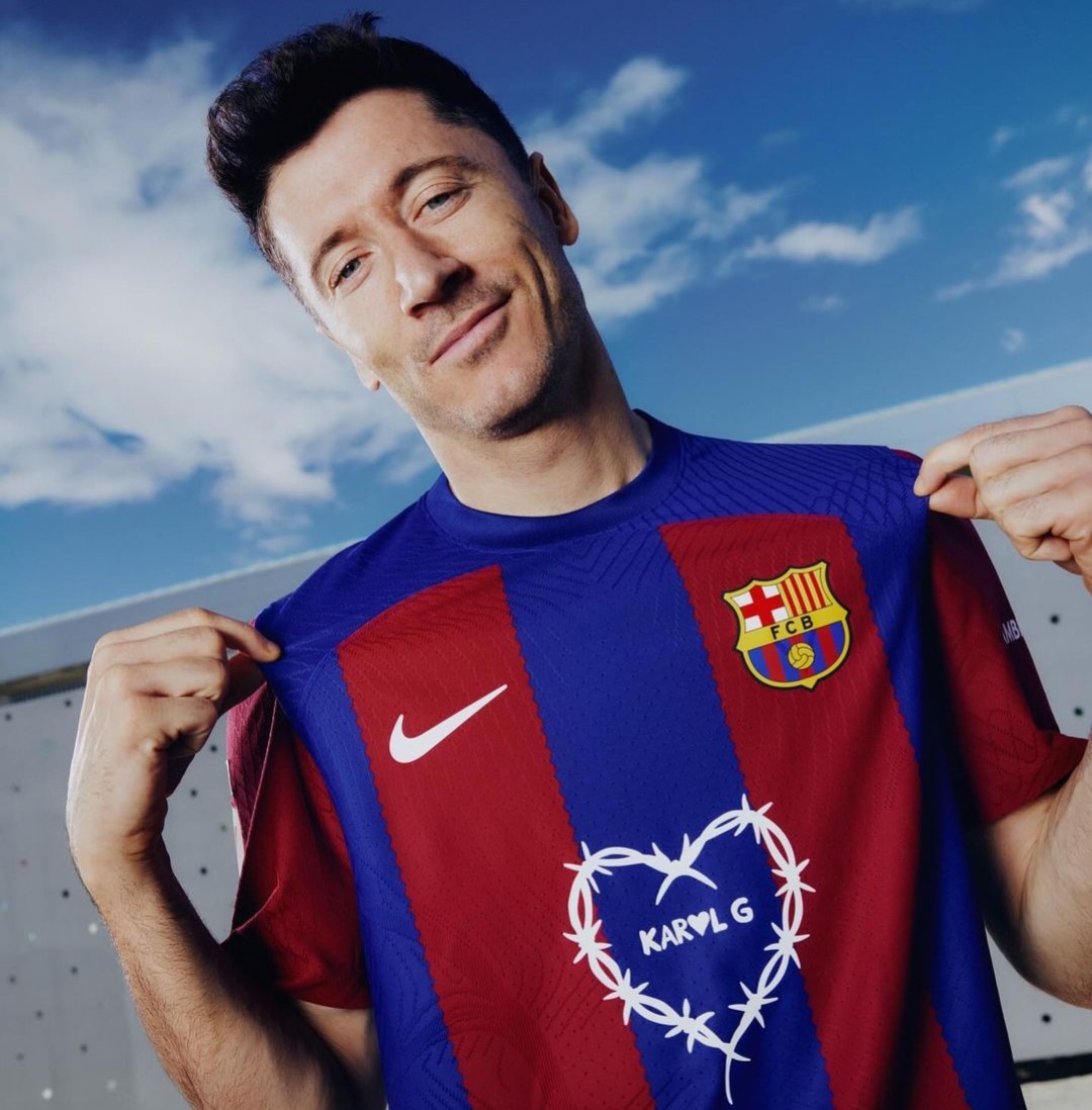 ¡Karol G hace historia en el fútbol! Ya está disponible la camiseta del Barcelona con su logo La artista colombiana Karol G no para de hacer historia y ahora estará en uno de los partidos de fútbol más esperados en el mundo, el clásico FC Barcelona vs. Real Madrid.