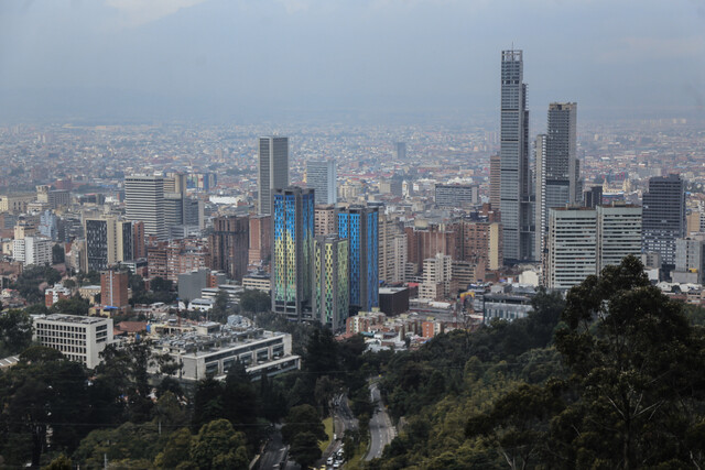 Bogotá impulsa el turismo Bogotá fortalece su turismo con iniciativas en el Aeropuerto El Dorado, mostrando un compromiso en pro de la experiencia del visitante, ayudando a su vez a la economía local.