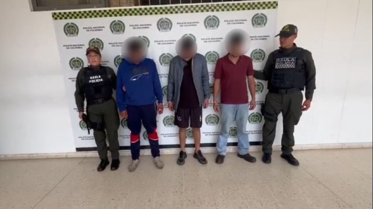 Capturan a 3 sujetos que tenían secuestrados a 2 conductores en Fusagasugá Tres sujetos fueron capturados en flagrancia mientras tenían secuestrados a dos conductores en el municipio de Fusagasugá (Cundinamarca), en la tarde de ayer.