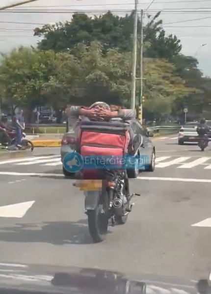 EN VIDEO: Pillan a motero irresponsable manejando con los pies Un motociclista fue captado en cámara mientras manejaba con los pies.