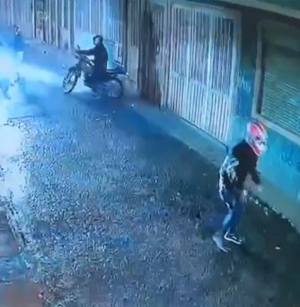 EN VIDEO: violento robo de motocicleta en Kennedy En un video quedó registrado el momento en el que cuatro delincuentes en moto abordan a una pareja que se encontraba llegando a su vivienda en Kennedy y los despojan violentamente de su vehículo.