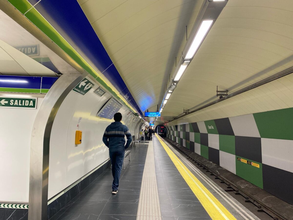 Un colombiano se bajó a orinar en el metro de Madrid y murió arrollado Recientemente, las autoridades españolas informaron la muerte de un joven colombiano en las vías del tren de Madrid, al parecer, por una imprudencia. Esto es lo que se sabe
