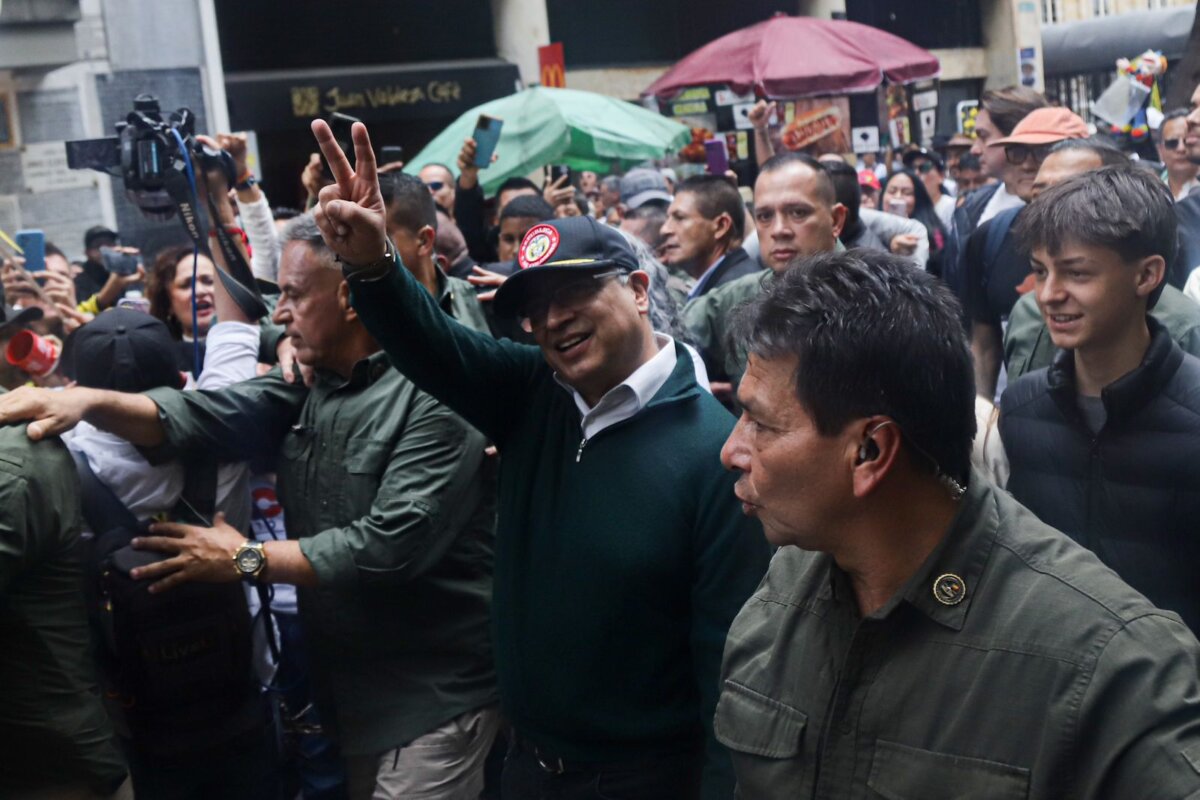 55 mil personas asistieron a las marchas en Bogotá Según el reporte presentado por el PMU instalado por la alcaldía de Bogotá, se reportó la asistencia de 55.000 personas a las manifestaciones que terminaron en la Plaza de Bolívar con el extenso discurso del presidente Gustavo Petro.