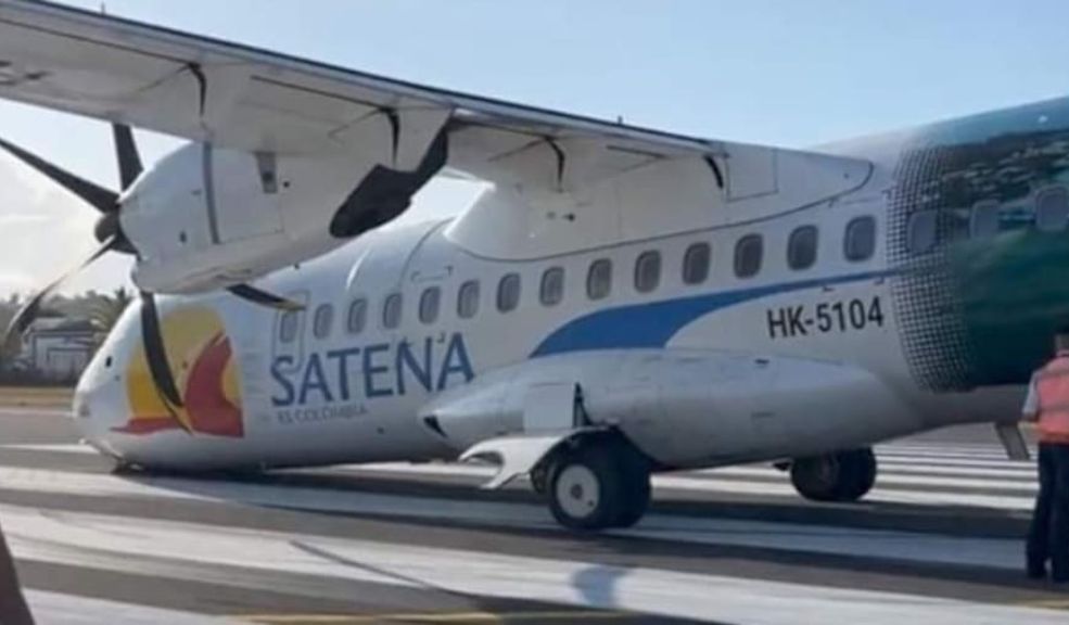 ¡Qué susto! Avión de Satena perdió una llanta antes de despegar Un verdadero susto se llevaron los pasajeros y tripulación de un avión de Satena al que se le retrajo el tren de aterrizaje delantero cuando se preparaba para despegar del aeropuerto Gustavo Rojas Pinilla de San Andrés Islas.