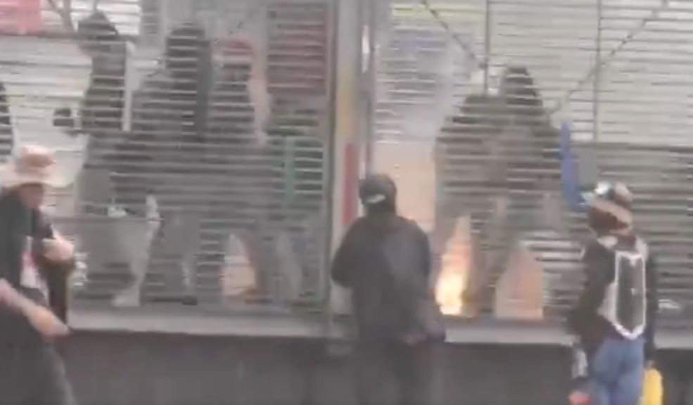 ¡Atención! Encapuchados le prendieron fuego a la estación Ciudad Universitaria En video quedó registrado el momento en el que encapuchados intentaron prenderle fuego a la estación de TransMilenio Ciudad Universitaria.