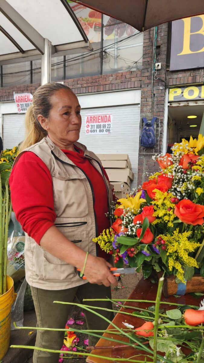 Gloria, una vendedora sin límites Gloria Moreno es una madre cabeza de hogar que desde hace 27 años se dedica a la venta informal de flores.