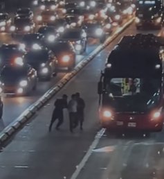 EN VIDEO: Con machete en mano hinchas se tomaron bus de TransMilenio En un video quedó registrado el momento en el que sujetos intimidan con un machete al conductor para que los lleve a su destino.