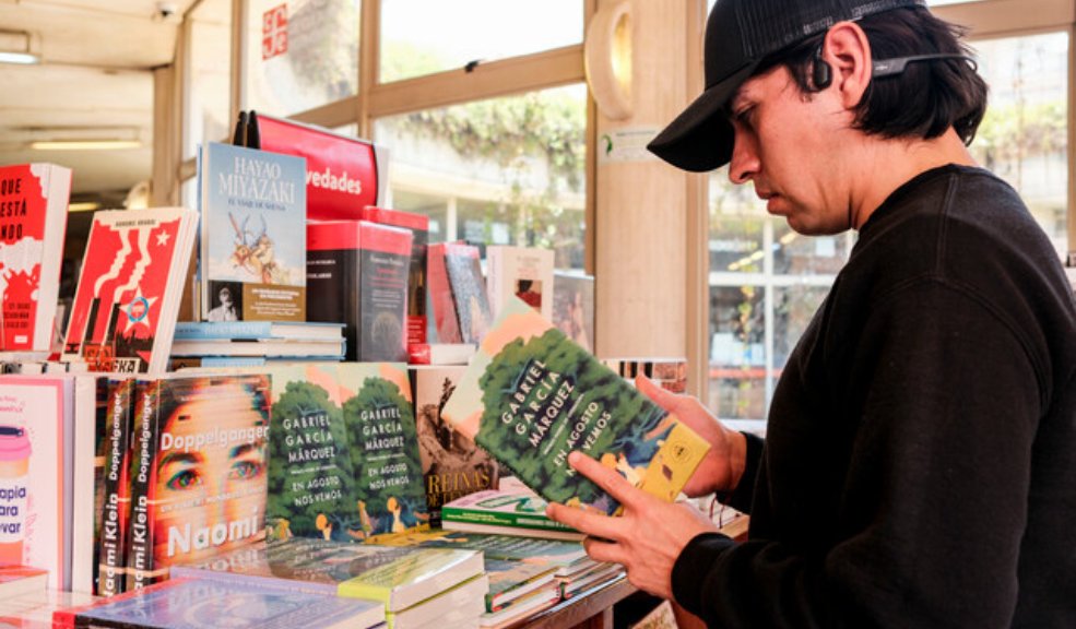 ¿De qué tratan los libros más vendidos en la FILBO 2024? Este jueves culminó la edición 2024 de la Feria Internacional del Libro de Bogotá (Filbo), uno de los más grandes eventos editoriales de América Latina, y se dan a conocer los libros más buscados por los miles de asistentes en los 17 días de Feria.