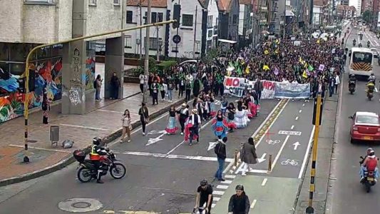 Así avanzan las manifestaciones en sobre la carrera 7 con calle 53. Foto: Cortesía